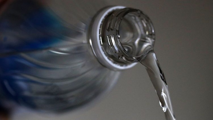 Pope: Unhealthy drinking water an immense shame in 21st century