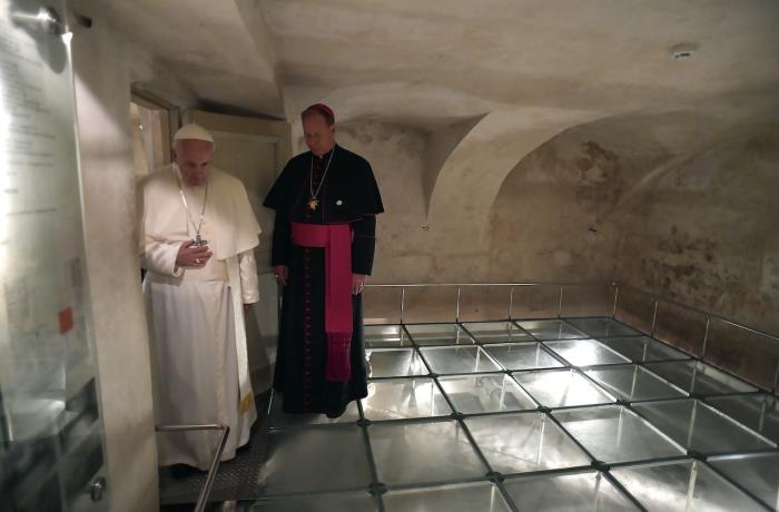 Visit and prayer before the monuments to the victims of the occupations and the Jewish ghetto