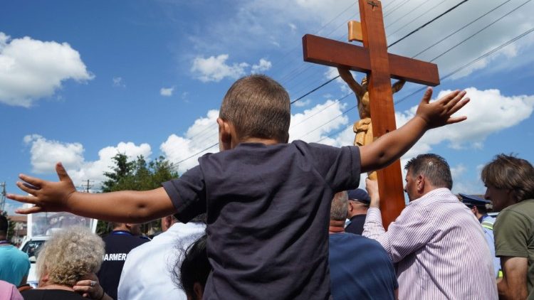 Pope in Romania asks forgiveness for sins against Roma community