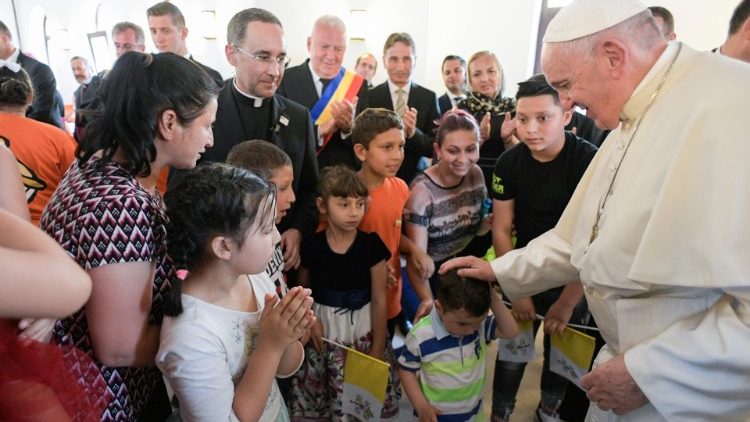 Pope with Roma community: A request for forgiveness in the footsteps of tradition