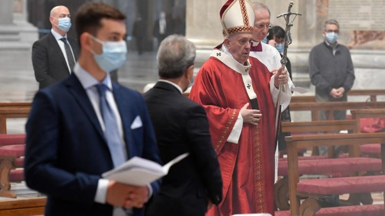 Pope at Pentecost: Holy Spirit unites Christians as God’s children in self-giving