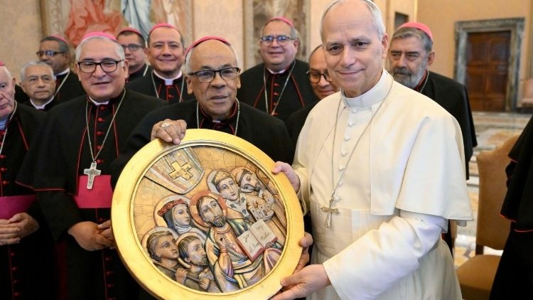 Pope to Peruvian Bishops : Live like the Apostles