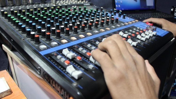 Radio and the challenge of artificial intelligence